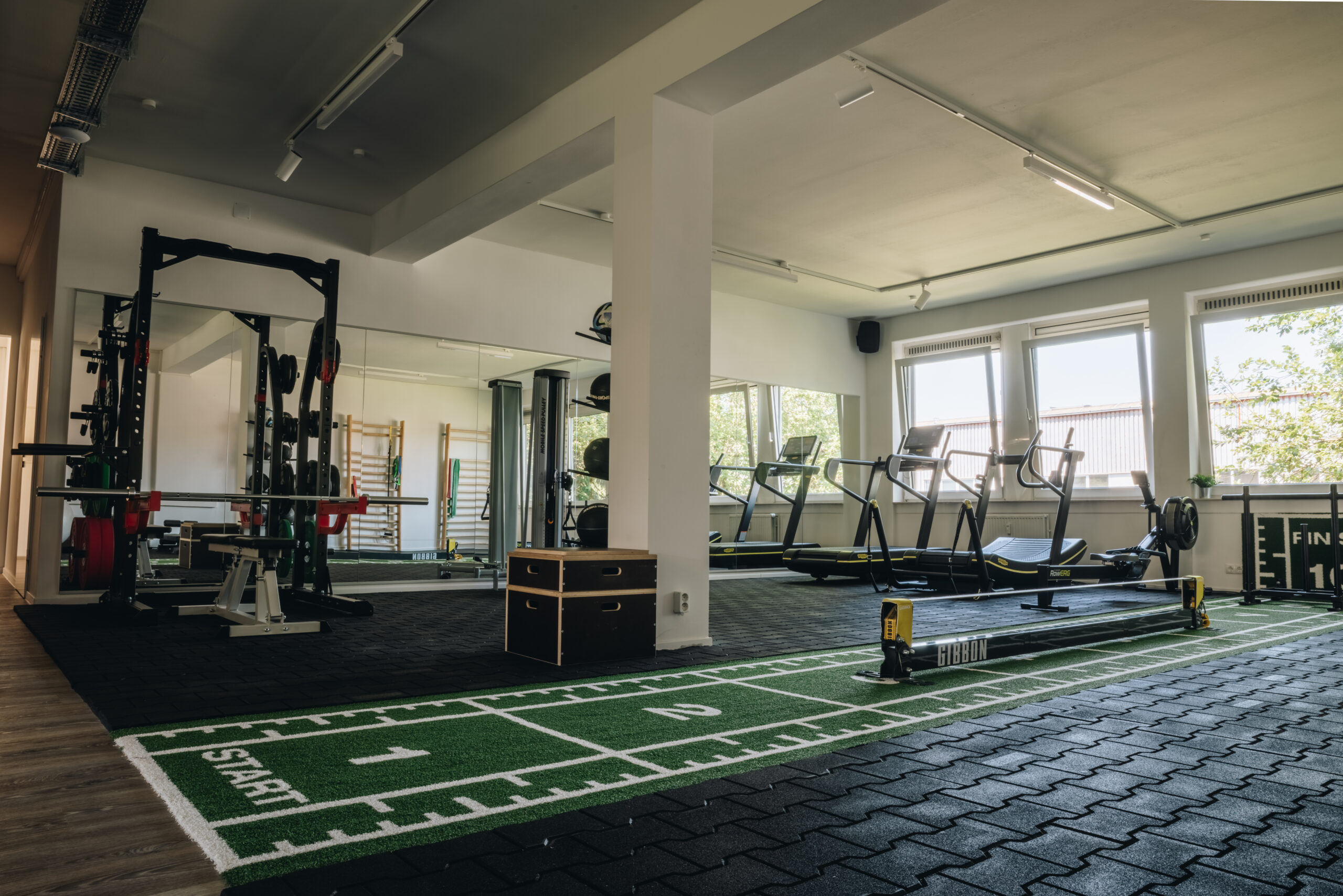 Sportstudio Norderstedt Trainingsflaeche Die Trainingsfläche, mit Squad Rack, Kunstrasen  und Laufbändern.