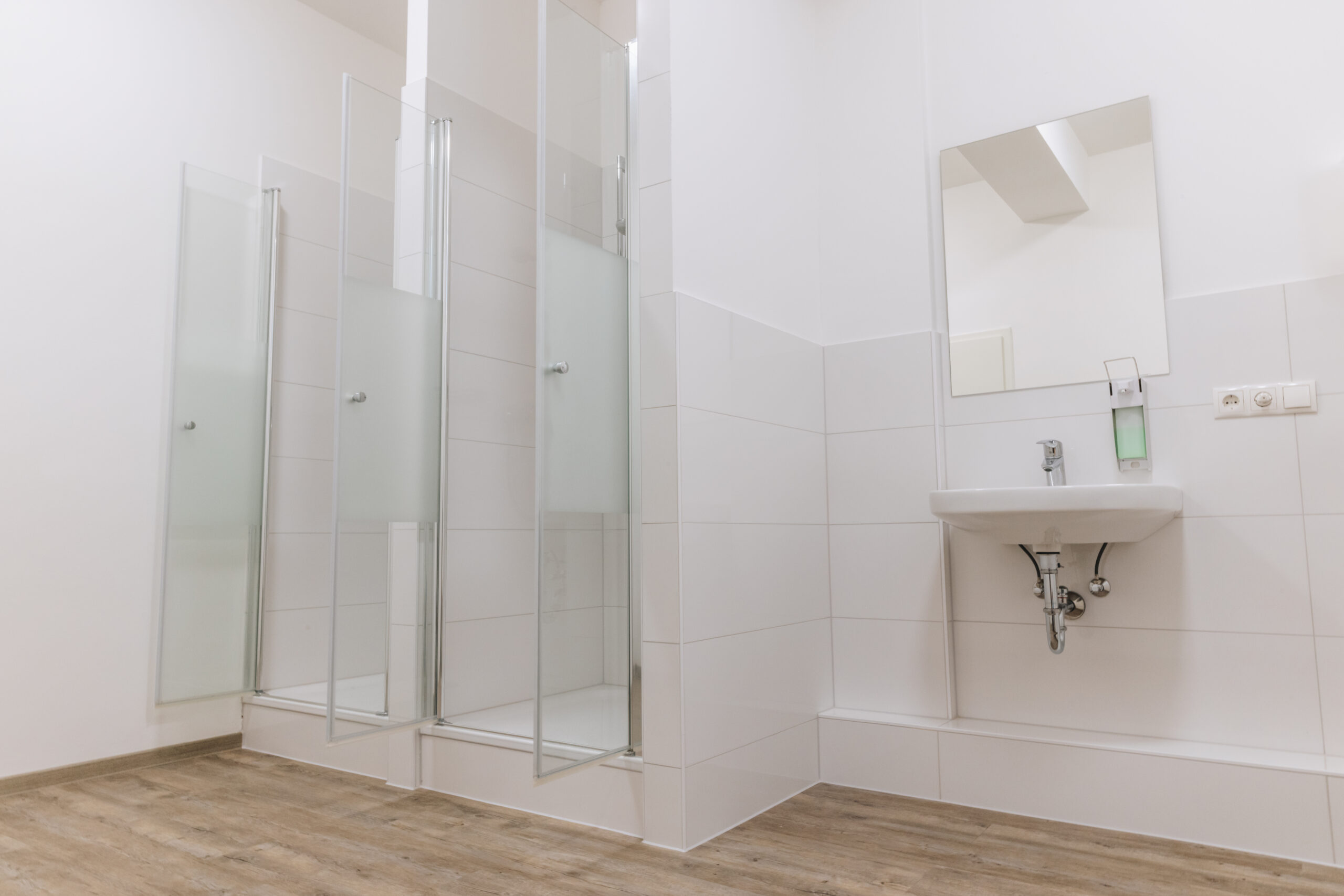 Sportstudio Norderstedt Duschen Zwei Duschen, sowie ein Waschbecken mit Spiegel in den Umkleiden.